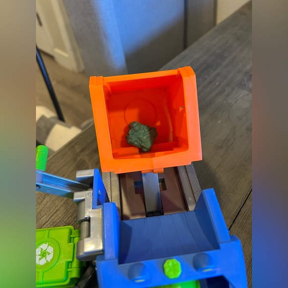 Blippi Recycling Truck Toy garbage can, garbage and Blippi - Picture 6 of 8